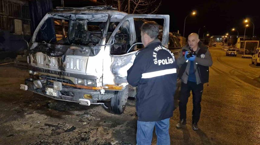 Kundaklanan kurtarıcı kamyonet demir yığınına döndü