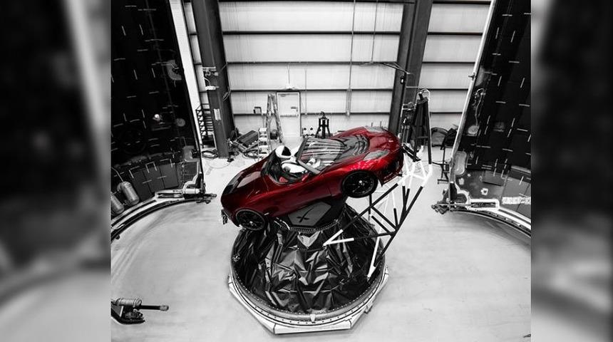Elon Musk şimdi de uzaya Tesla gönderiyor!