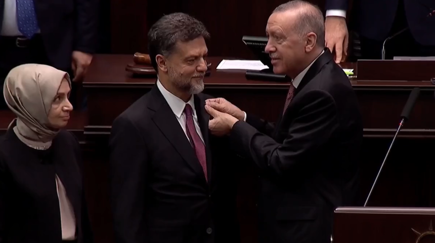 Dün istifa etti, bugün AK Partili: Nedim Yamalı'ya rozetini Cumhurbaşkanı Erdoğan taktı