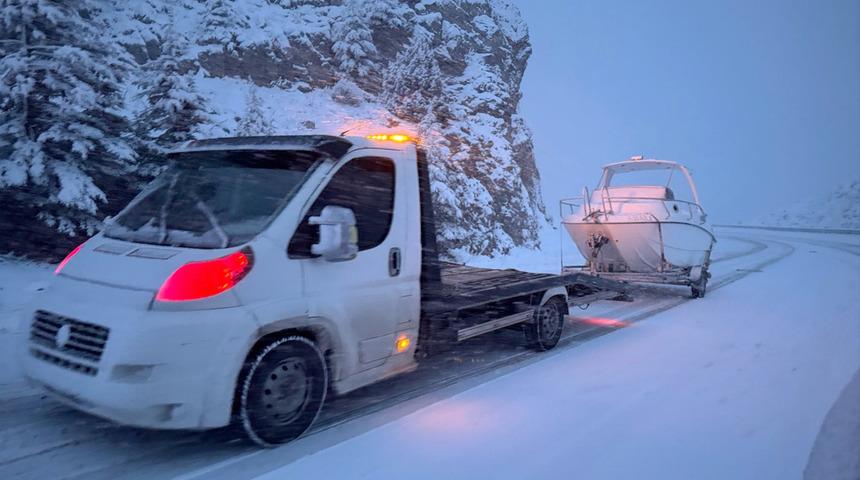 Antalya'da kar yağışı! 'Turuncu' kod uyarısının ardından... Araçlar yolda kaldı