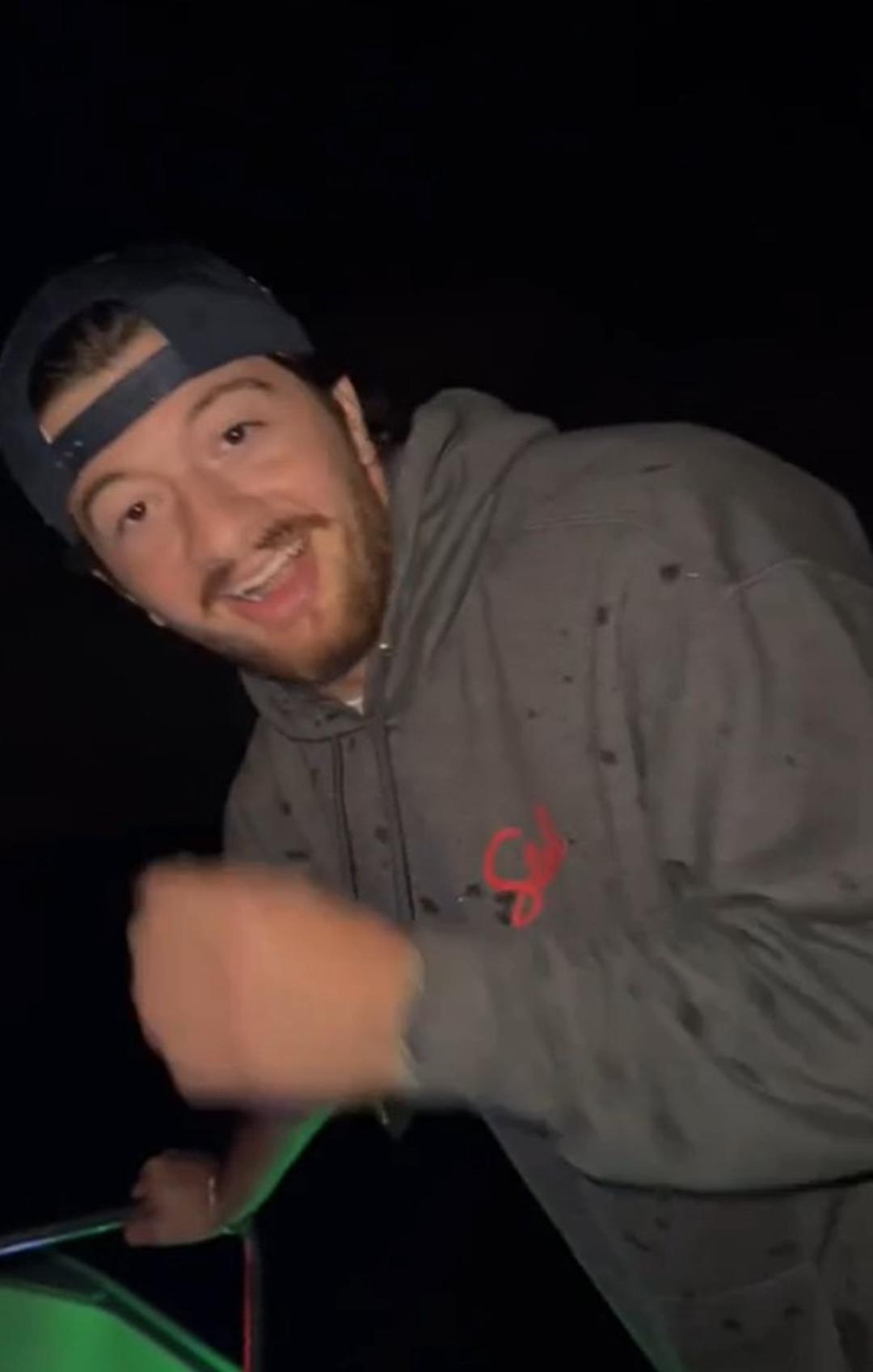 Balık tutmak için tekneyle açılan 3 arkadaşa köpek balığı saldırdı! Bir anda teknenin ortasında buldular: Korku dolu anlar...  1