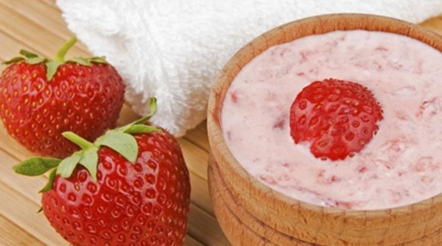 Cildi Tazeleyen &Ccedil;ilekli Y&uuml;z Maskesi