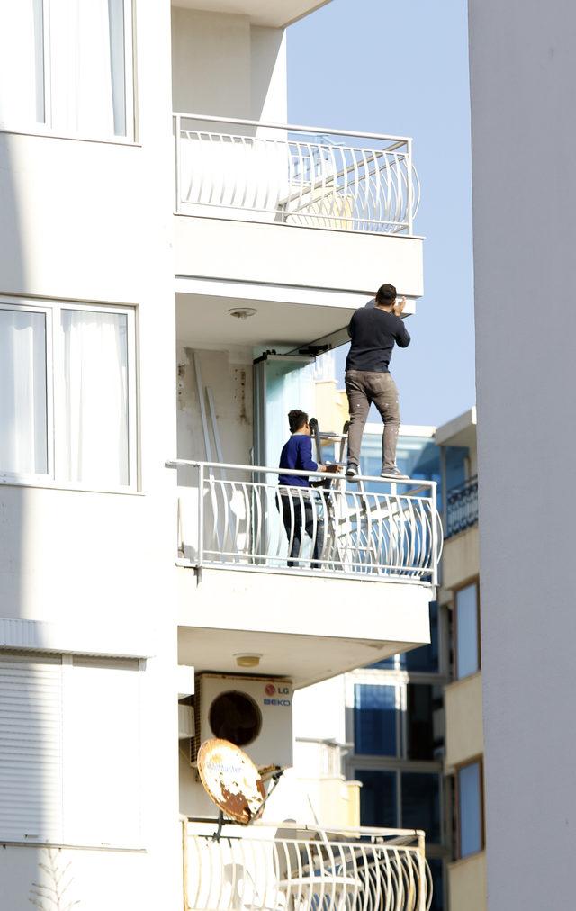 Balkon demirinde ölüme meydan okuyan çalışma