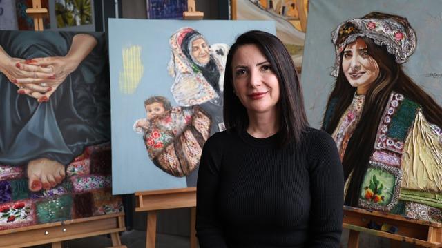 Anneannesinin 100 yıllık çeyiz sandığı ilham kaynağı oldu! Eserleri Paris'te yoğun ilgi gördü