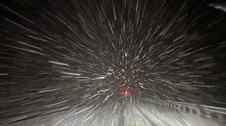 Bingöl-Elazığ kara yolunda yoğun kar yağışı ulaşımı olumsuz etkiliyor