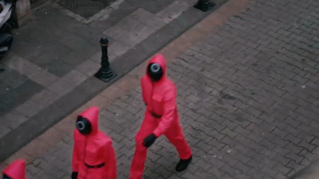 Sokağa indiler hatta metroya bindiler! Sokakta meşhur kırmızı kostümleri görenler telefonlarına sarılıp video çekti