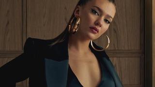 Holding'in yıldızı Melisa Döngel geceye kırmızılar içinde geldi! Davet tarzı tam not aldı