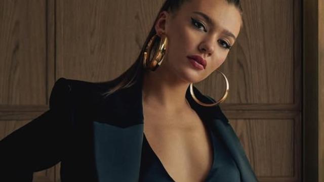 Holding'in yıldızı Melisa Döngel geceye kırmızılar içinde geldi! Davet tarzı tam not aldı