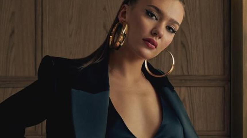 Holding'in yıldızı Melisa Döngel geceye kırmızılar içinde geldi! Davet tarzı tam not aldı