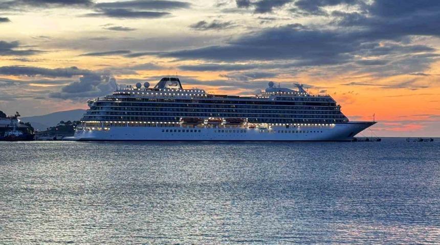 İlk işleri alışveriş oldu! Lüks gemi Kuşadası'na demir attı, ekonomi canlandı