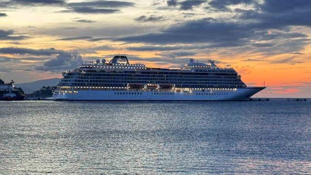 İlk işleri alışveriş oldu! Lüks gemi Kuşadası'na demir attı, ekonomi canlandı