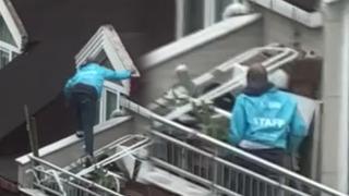Ev sahibi de şok oldu... Hırsızlık yapmak için girdiği evin terasından kaçmaya çalışırken aşağı düşecekti!