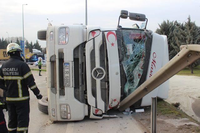 Virajı alamayan kum yüklü tır devrildi: 1 yaralı