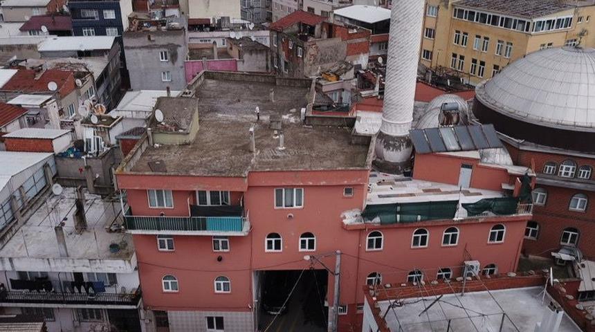 Belki de en ilginci... Bu cami neredeyse havada asılı! Arasından yol geçen ve tünelinde musalla taşı bulunan bu ilginç yapı görenleri şaşkına çeviriyor