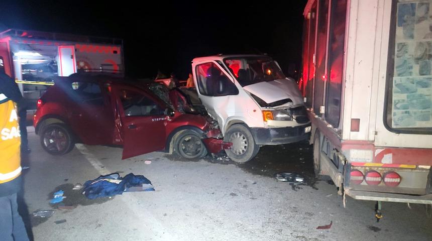 İzmir'de feci kaza! 3 araç çarpıştı: Anne ve oğlu öldü, 4 kişi yaralandı