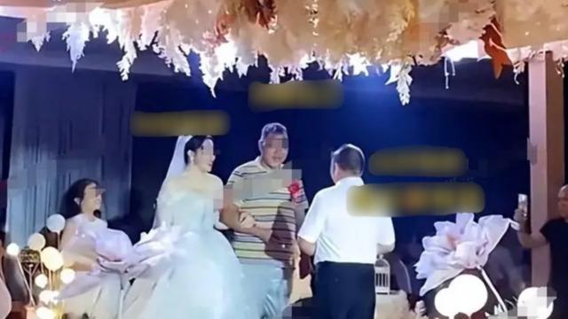 Düğün görüntüleri sosyal medyada gündem yarattı! Damat kayınpederinden daha yaşlı... Hangisi damat hangisi kayınpeder?