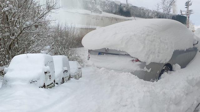 Araçlar kara gömüldü! Yollar ulaşıma kapandı 'Çok zorluk çekiyoruz' İllerden peş peşe görüntüler