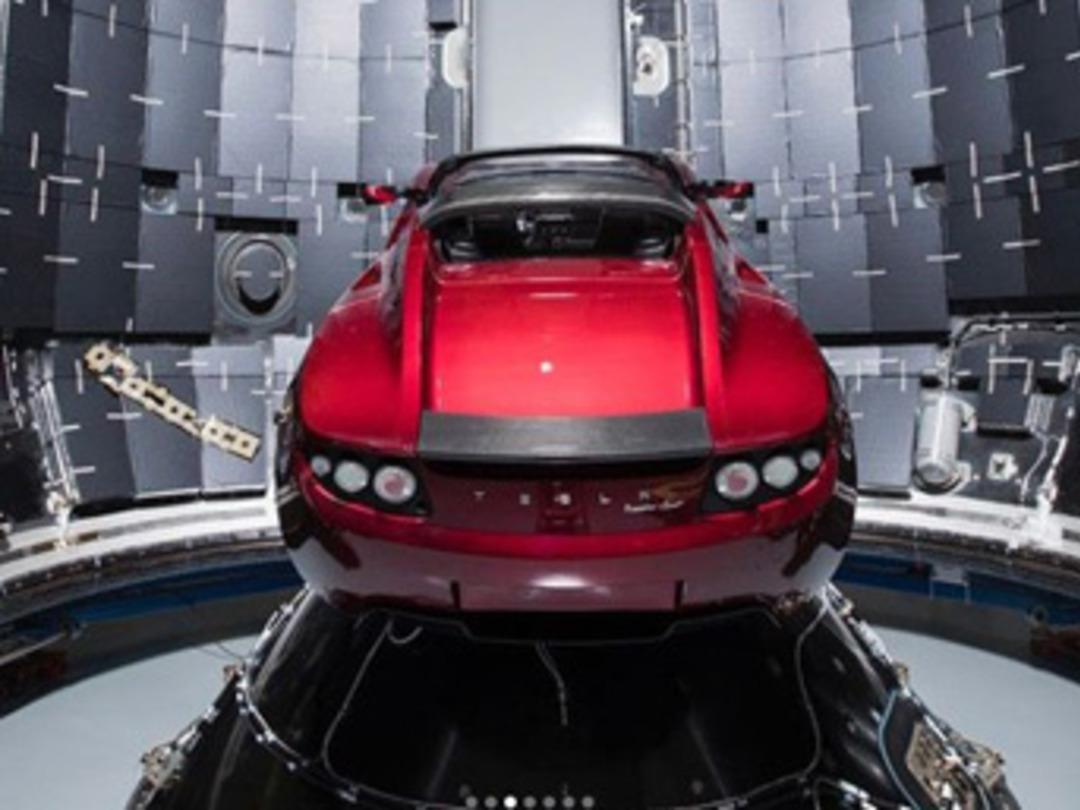 Mars'a g&ouml;nderilecek Tesla, artık roketin kargosunda