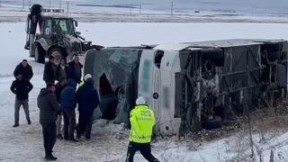 Kars'ta yolcu otobüsü devrildi! 23 yaralı 'Araç solladı ve yavaşladı'