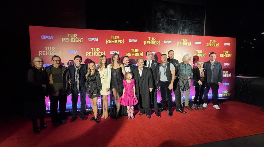 2025 yılının ilk filmi! 1 Ocak'ta vizyona girecek yerli komedi filmi 'Tur Rehberi'nin galası yapıldı