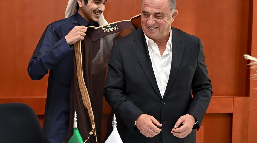 Fatih Terim'e 'Bişt' giydirdiler! Al Shabab Başkanı'nın ilk karşılaşmadaki sözleri gündem oldu