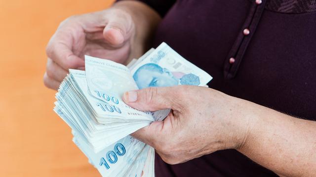 Emekli maaşları için AK Parti’den talep edilen zam miktarı! İşte masadaki zam formülü: En düşük emekli aylığı, kök maaş artışı, seyyanen zam…
