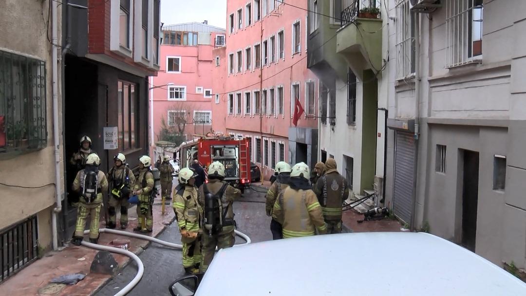 ISTANBUL--BEYOGLU’NDAKI-YANGINDA-DUMANDA_491847_145540