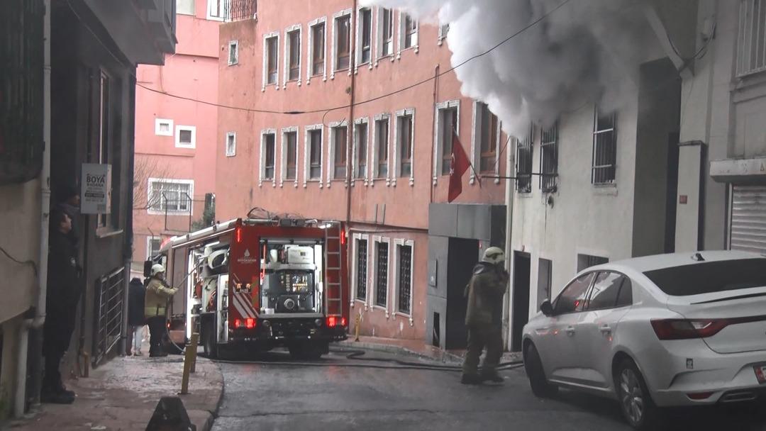 ISTANBUL--BEYOGLU’NDAKI-YANGINDA-DUMANDA_491838_145540