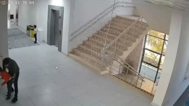 Öğrencisinin nefes almakta zorlandığını fark etti, heimlich manevrası ile hayatını kurtardı