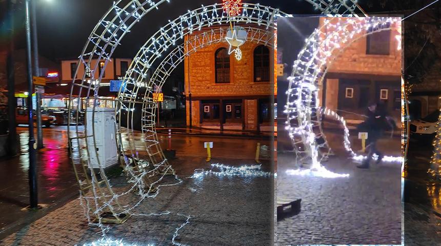 Amacını kimse anlayamadı... Yılbaşı etkinlikleri için kurulan esnaf stantlarını dağıtıp ışıkları söktü!