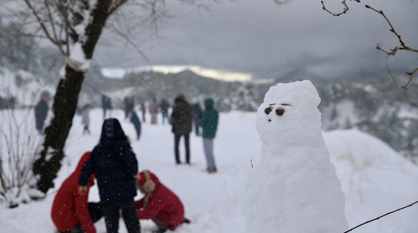 Fethiye beyaza büründü! Beyaz örtüyü gören kar topu savaşına çıktı... Belediye ekipleri ise çalışma başlattı