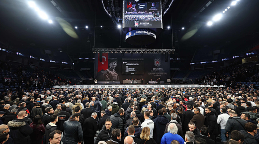 Beşiktaş kongresinde gergin anlar! Su şişesi fırlattılar... Mete Vardar oğlu Sinan Vardar'a tokat attı!