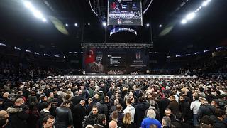 Beşiktaş kongresinde gergin anlar! Su şişesi fırlattılar... Mete Vardar oğlu Sinan Vardar'a tokat attı!