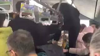 Metrobüste boş koltuk kavgası! Tutunma demirine tırmanıp yumruk attı