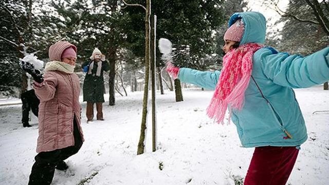 Uşak'ta eğitime kar engeli! Okullar tatil edildi