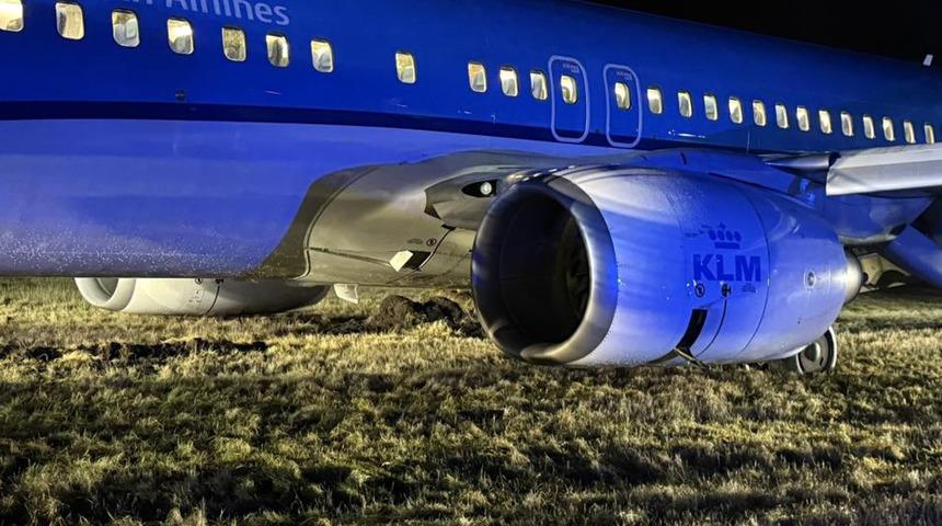 Norveç'e acil iniş yapan yolcu uçağı pistten çıktı