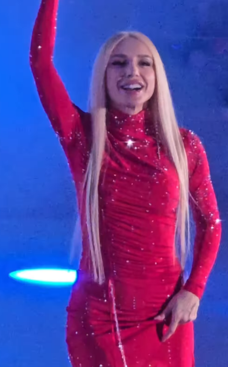 Gülşen Türkmenistan'da sahneye tamamen kapalı çıktı! Organizatör böyle istedi o ise paylaşmadı G4