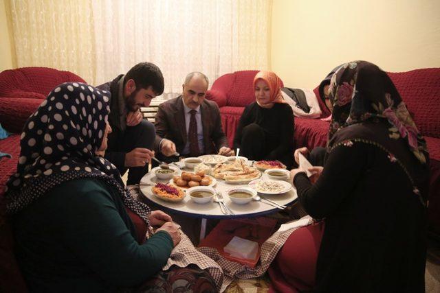 Başkan Aydın, Halep için yüzüğünü bozduran kadını ziyaret etti