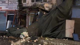 Yer: Sarıyer! Binanın balkonu, park halindeki otomobillerin üzerine çöktü