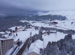 Yılbaşı için Uludağ'a akın ettiler! Fiyatlar cep yakıyor ama oteller doldu taştı! Bir gecelik oda 30-35 bin lira, kayak dersinin saati 3 bin lira...