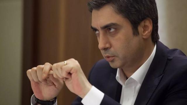 Kurtlar Vadisi'nin Polat Alemdar'ı Necati Şaşmaz Umre'ye gitti maskesini hiç indirmedi! Kırlaşmış saçları ve son görüntüsüne yorum yağdı 