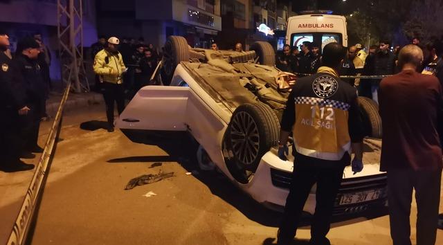 Adana'da park halindeki araç ile trafoya çarpan otomobilin sürücüsü öldü