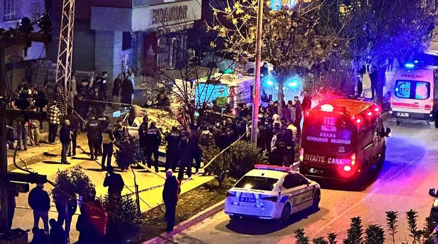 Adana'da park halindeki araç ile trafoya çarpan otomobilin sürücüsü öldü