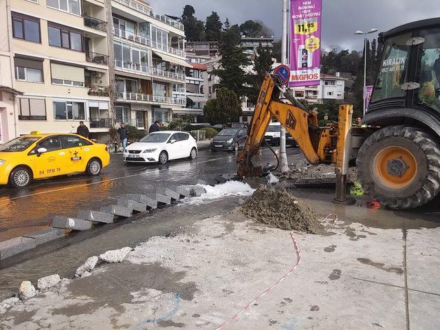  Bebek'te su borusu patladı; Yol su altında kaldı