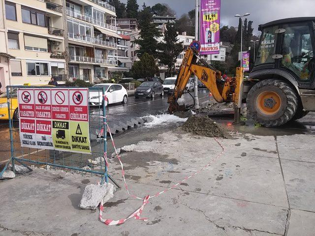  Bebek'te su borusu patladı; Yol su altında kaldı