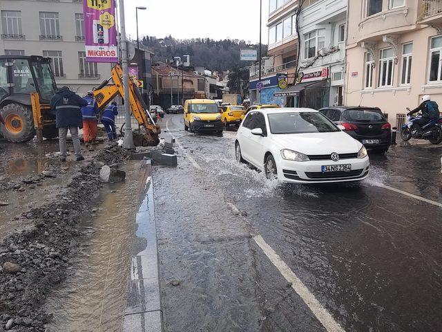  Bebek'te su borusu patladı; Yol su altında kaldı