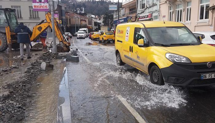  Bebek'te su borusu patladı; Yol su altında kaldı