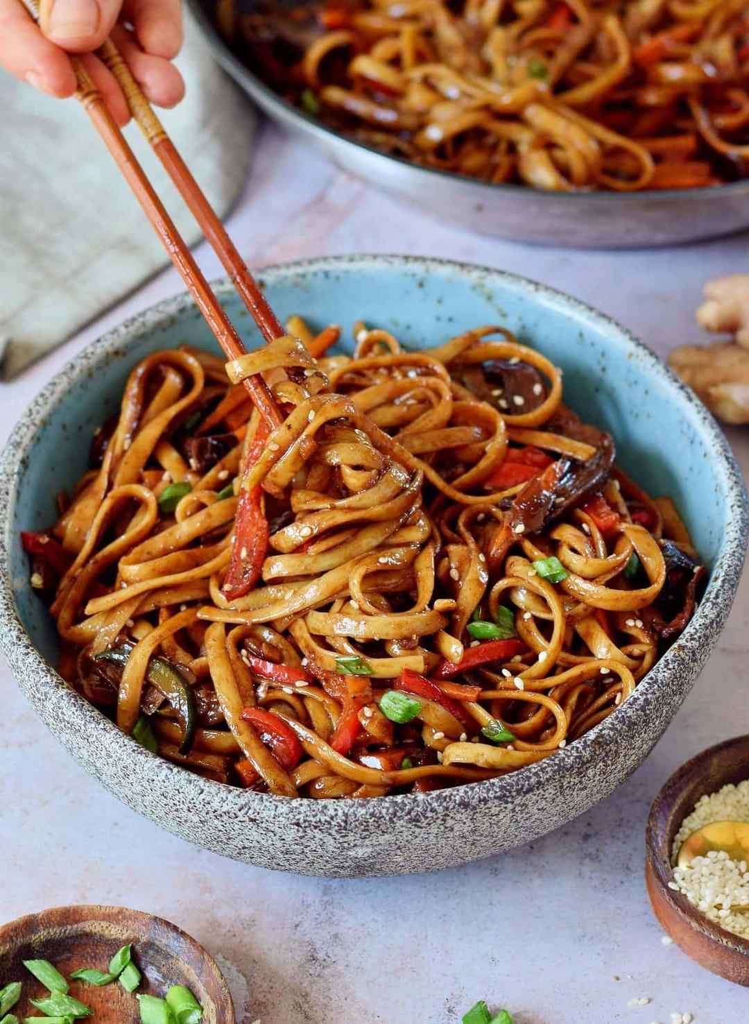 eating-vegetable-stir-fry-noodles-with-chopsticks