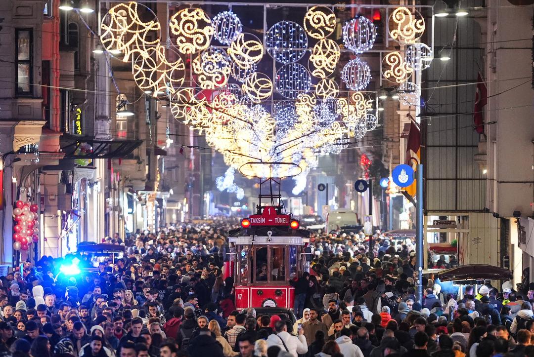 AA-20241231-36626963-36626960-TAKSIM_MEYDANI_VE_ISTIKLAL_CADDESINDE_YILBASI_YOGUNLUGU