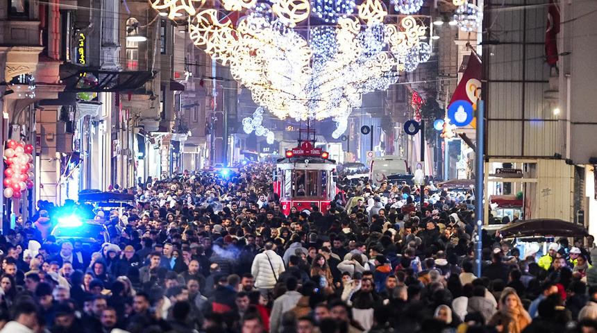 İstiklal Caddesi'nde adım atacak yer kalmadı! 2025'e saatler kala insan seli